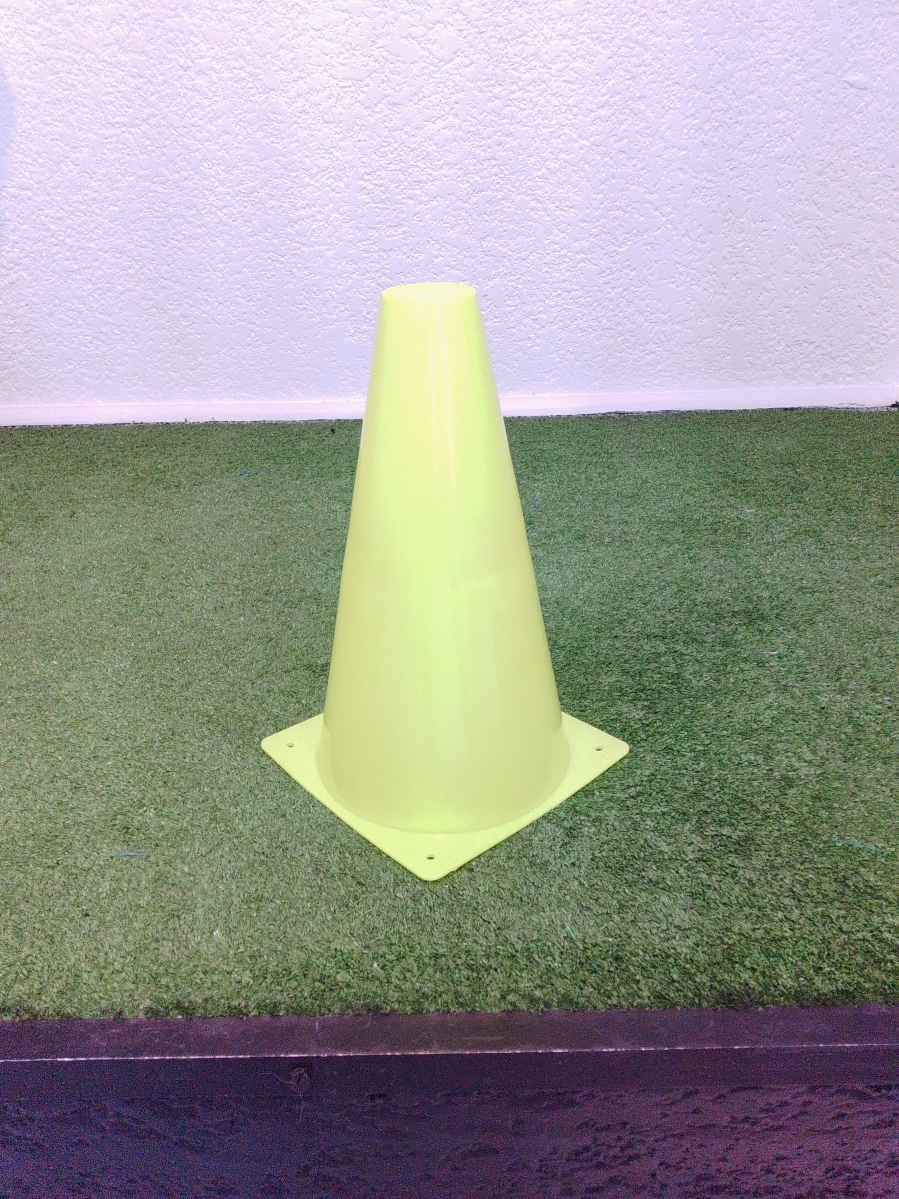 Cono de entrenamiento deportivo rígido