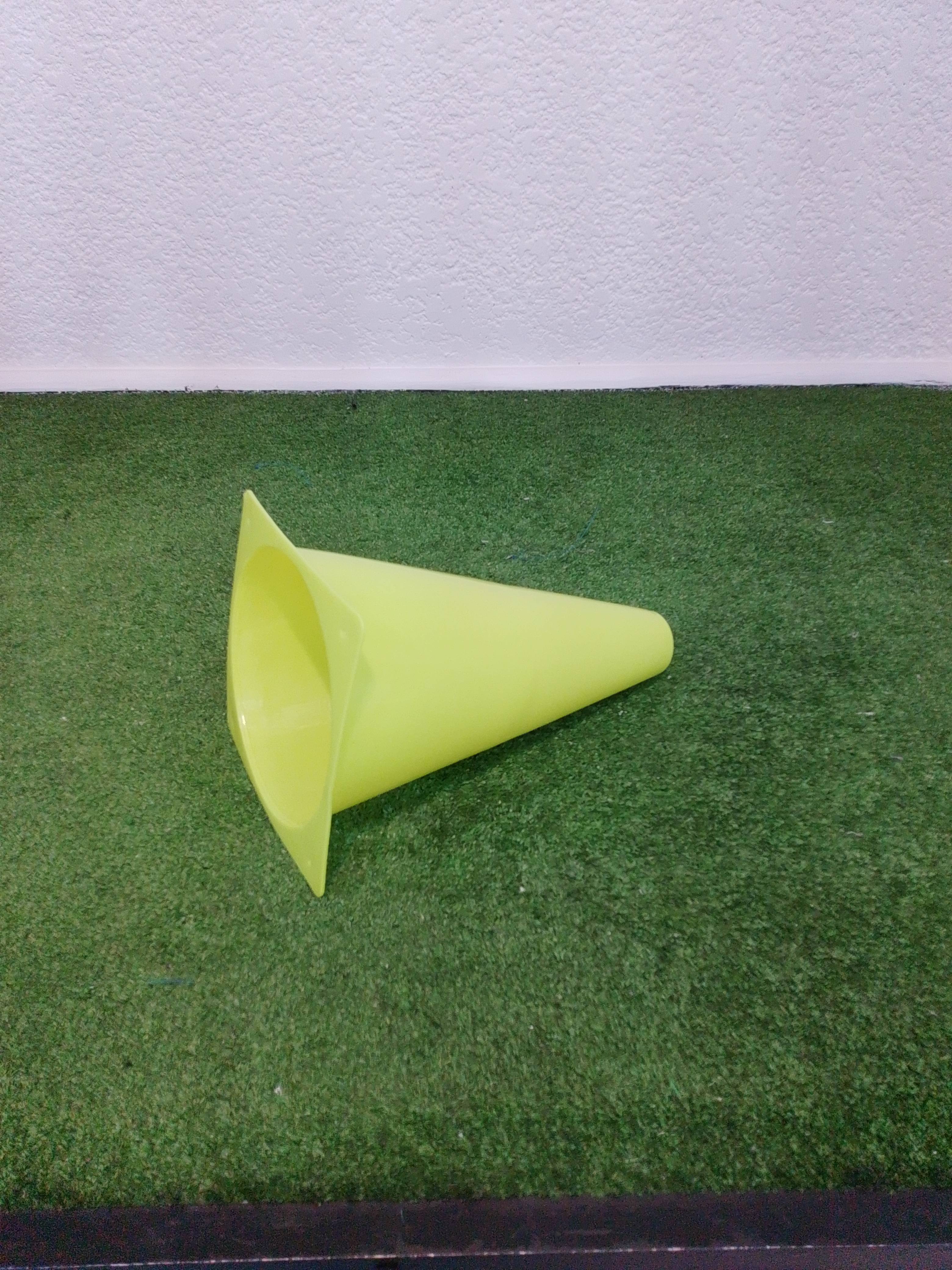 Cono de entrenamiento deportivo rígido