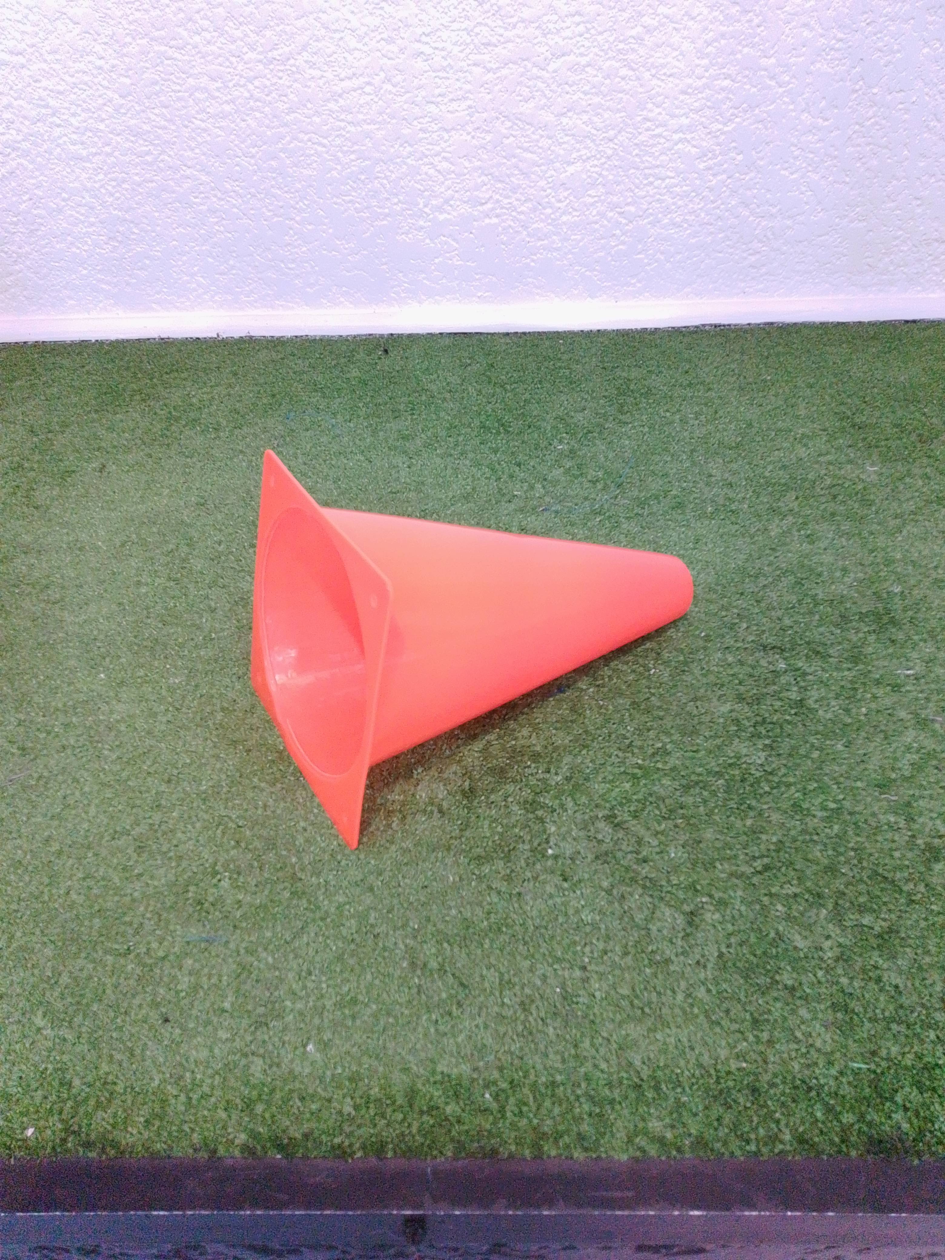 Cono de entrenamiento deportivo rígido