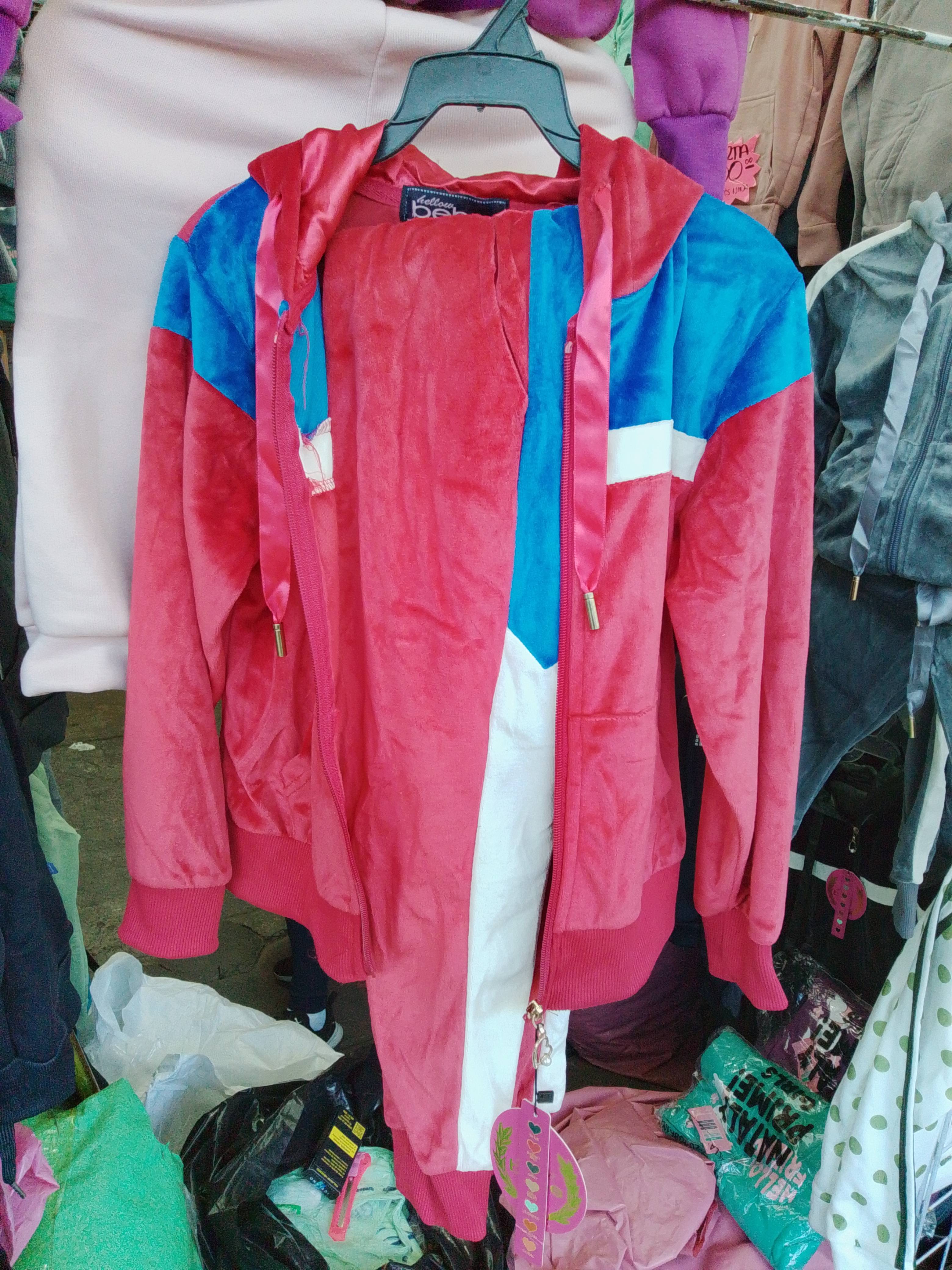 Conjunto deportivo tipo terciopelo de niña