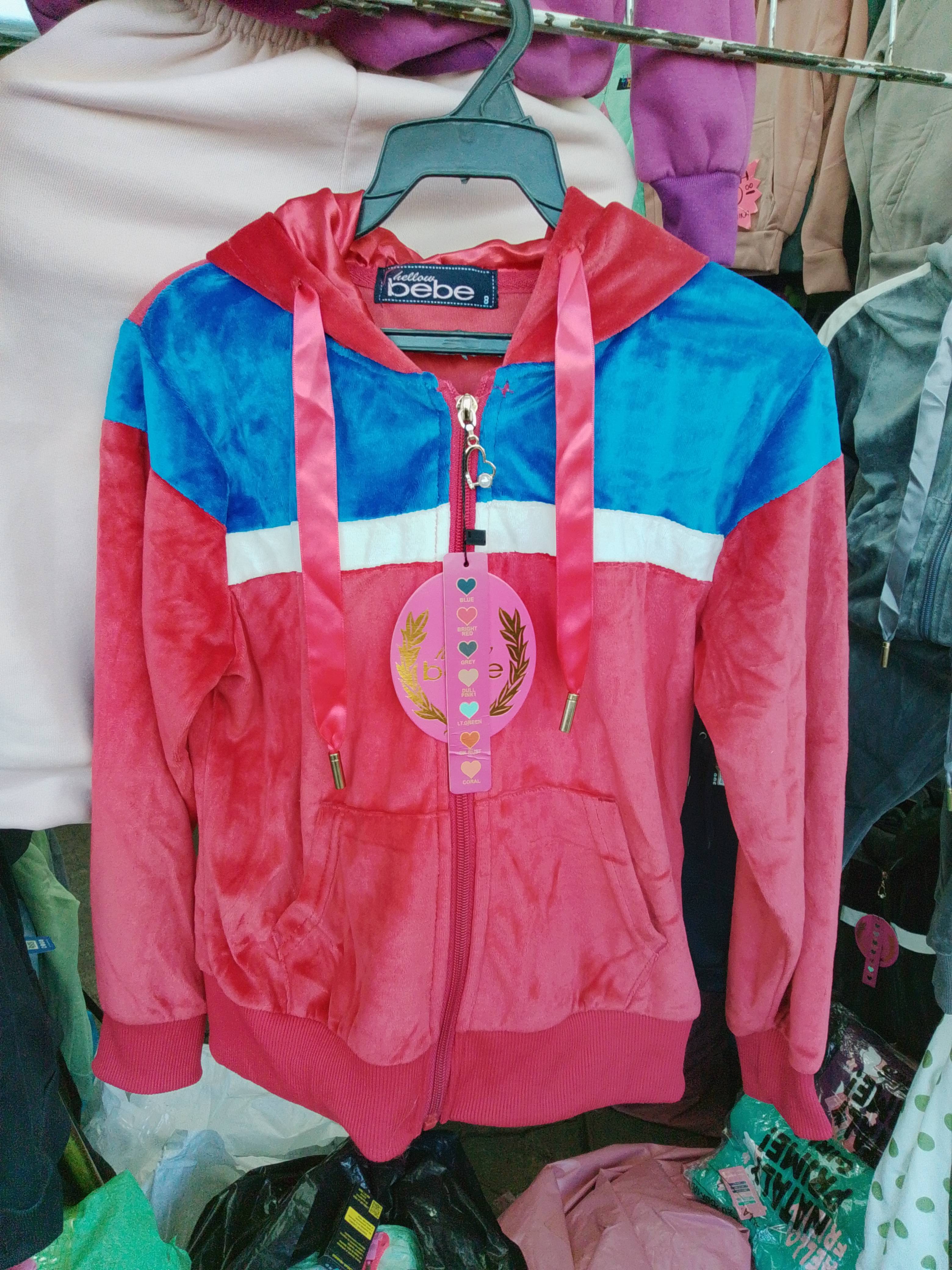 Conjunto deportivo tipo terciopelo de niña
