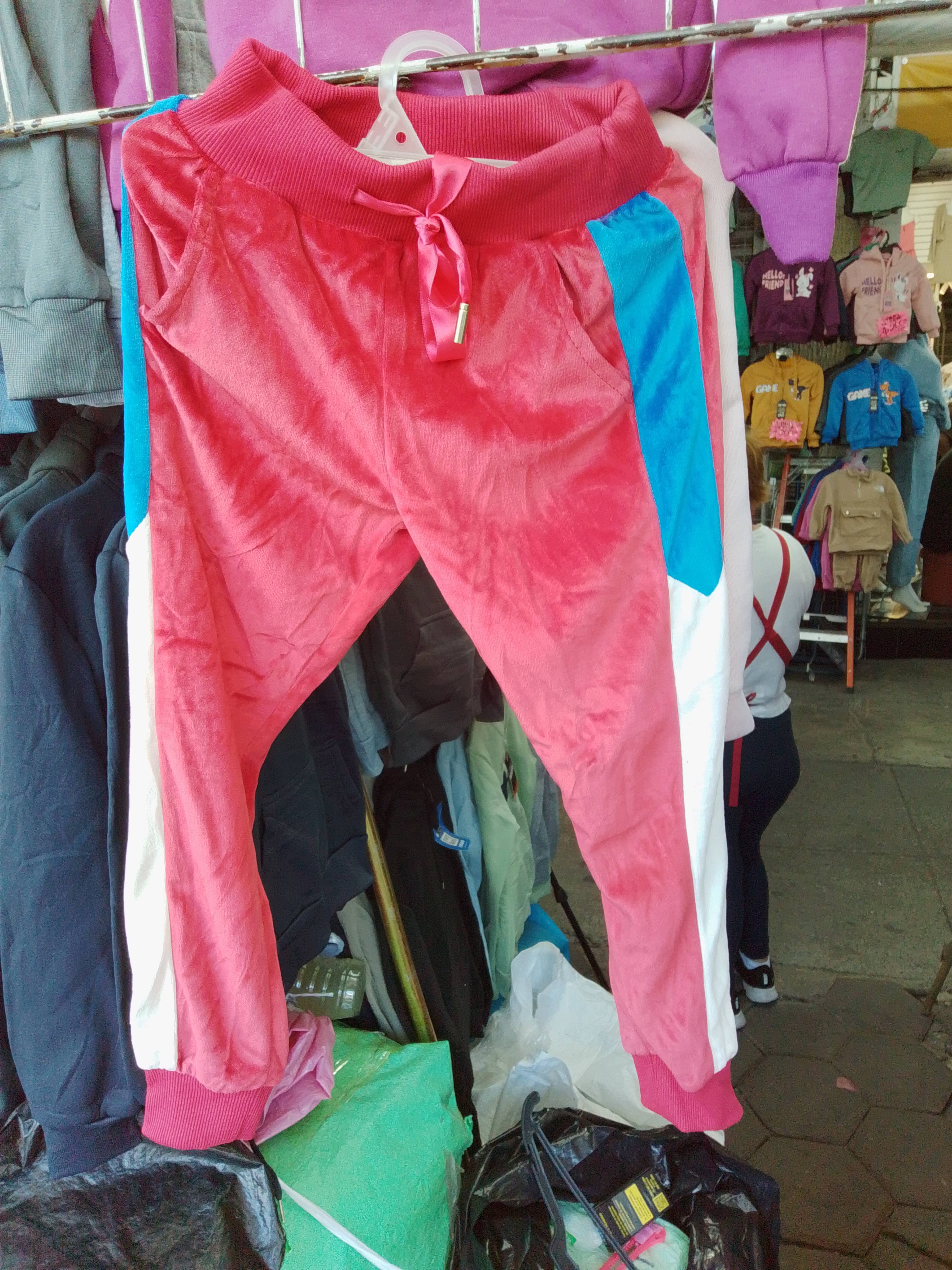 Conjunto deportivo tipo terciopelo de niña