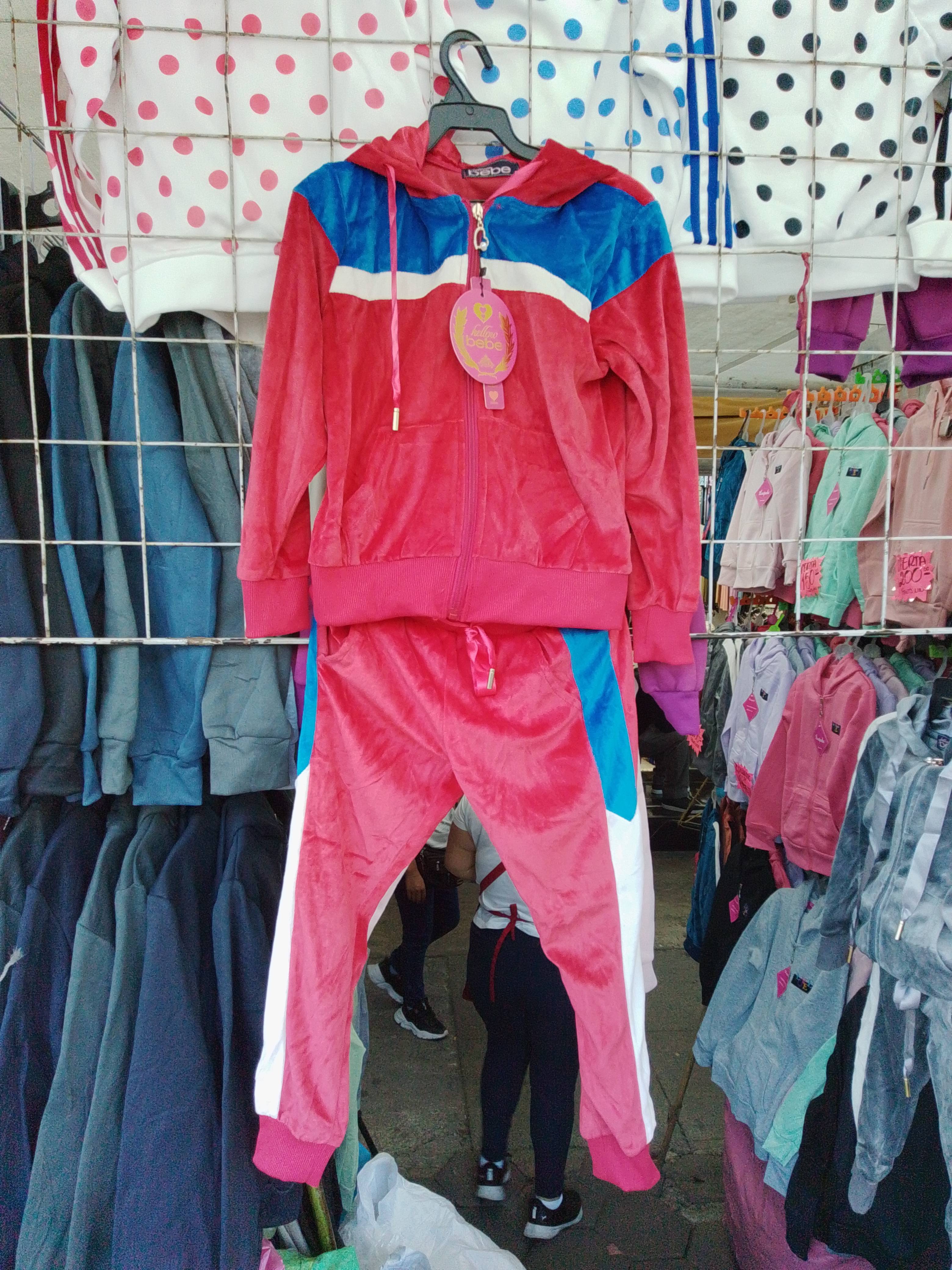 Conjunto deportivo tipo terciopelo de niña