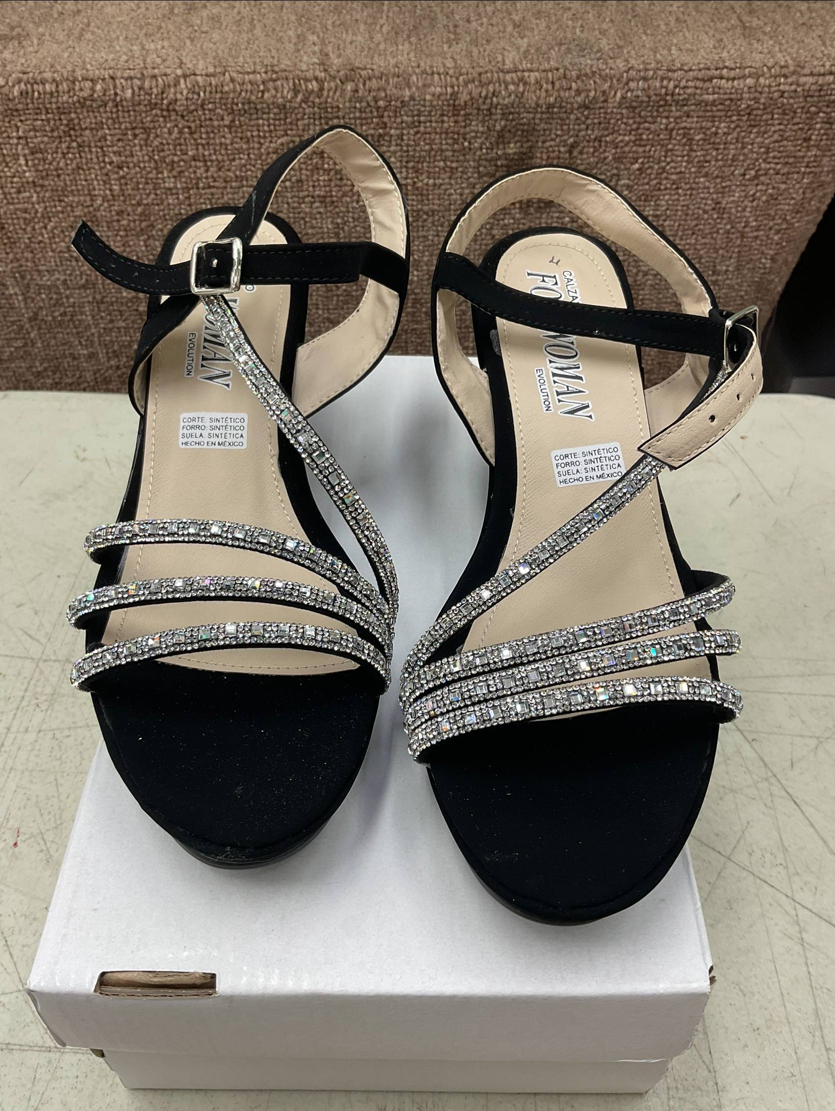 Zapatillas Negras de Tacón Ancho con Pedrería y Tiras Cruzadas para Dama