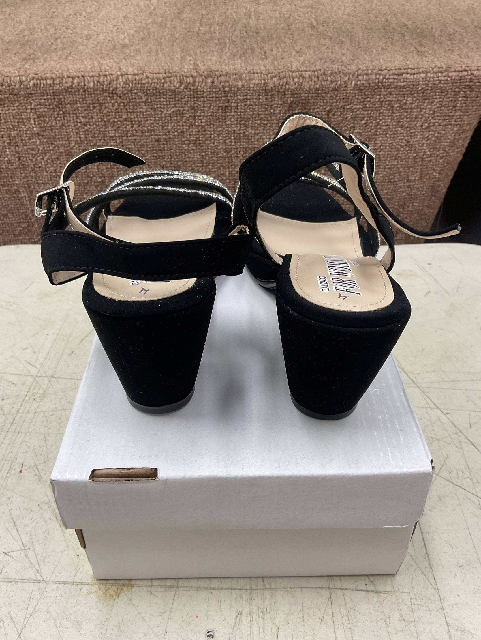 Zapatillas Negras de Tacón Ancho con Pedrería y Tiras Cruzadas para Dama