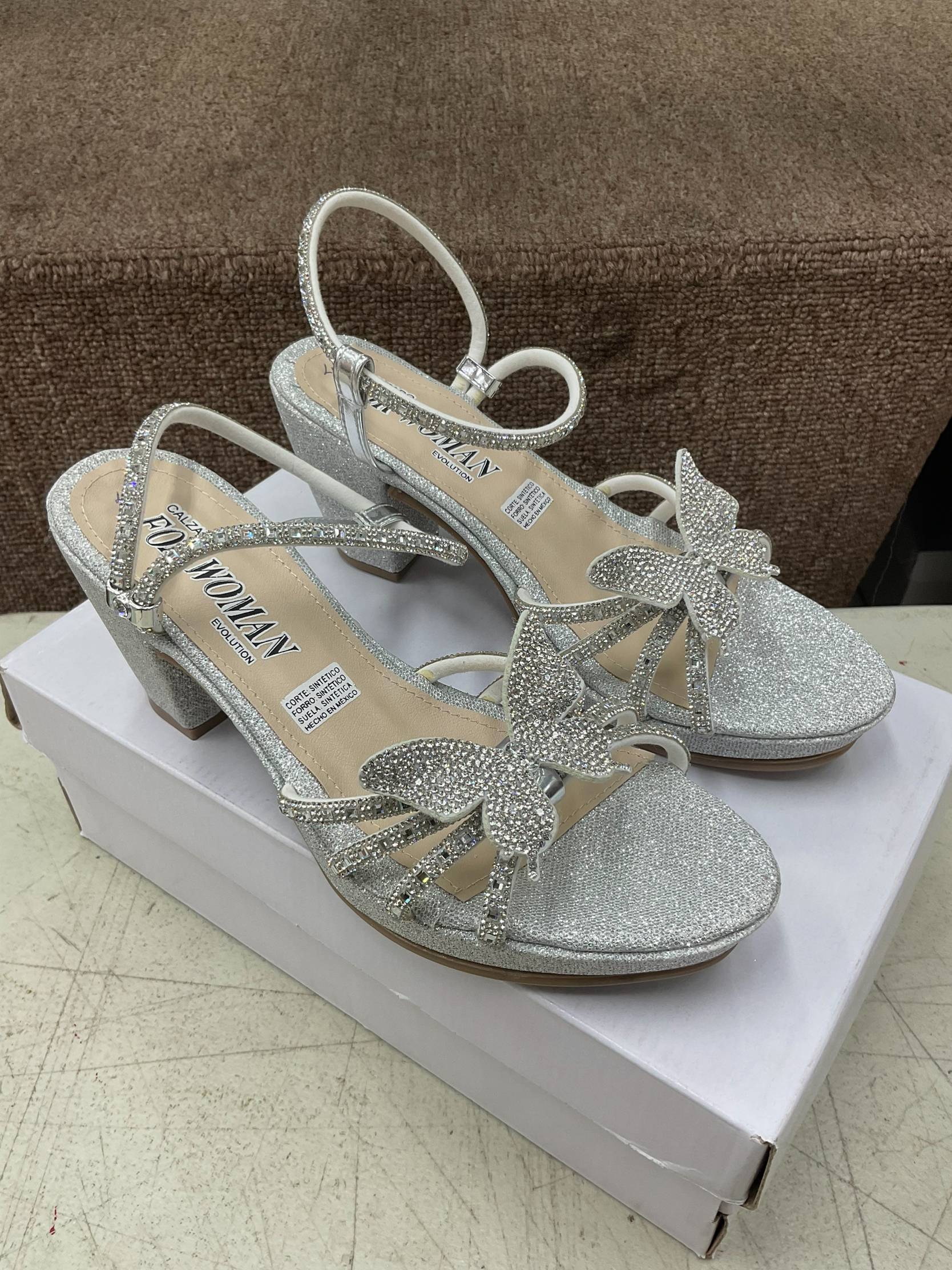 Zapatillas Plateadas de Tacón Ancho con Moño/Mariposa de Pedrería para Dama