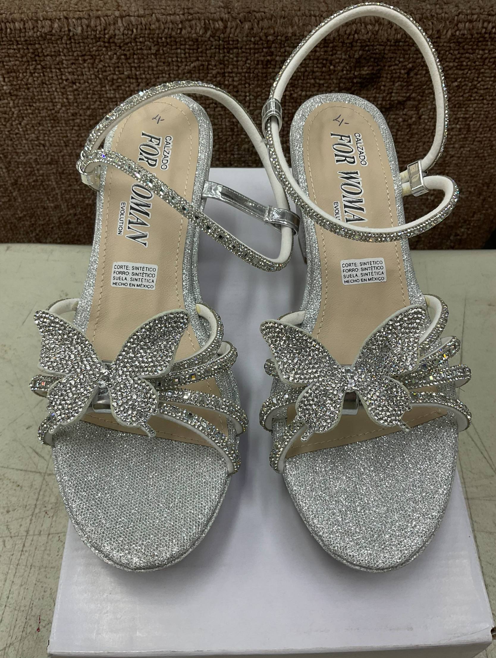 Zapatillas Plateadas de Tacón Ancho con Moño/Mariposa de Pedrería para Dama