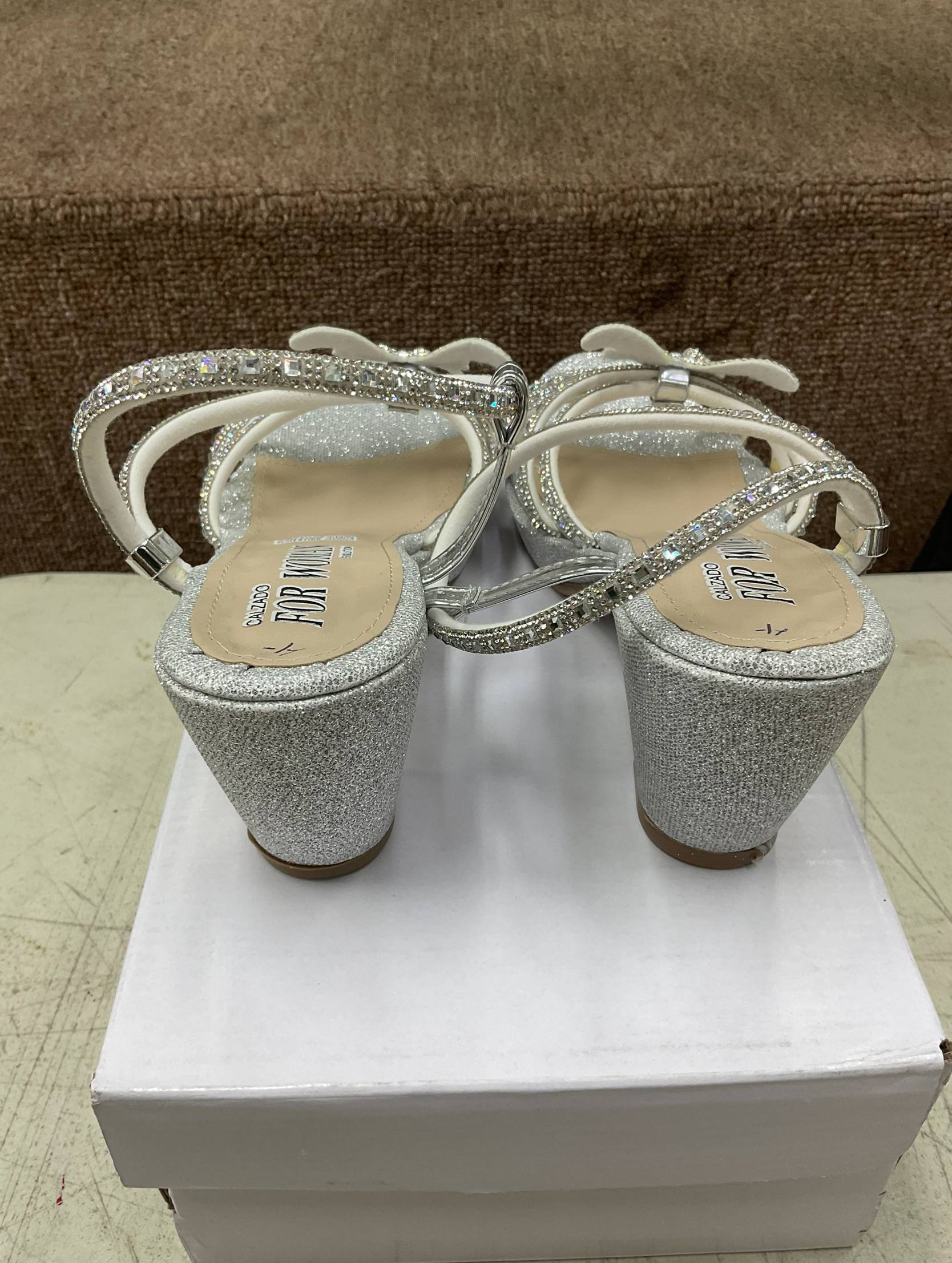 Zapatillas Plateadas de Tacón Ancho con Moño/Mariposa de Pedrería para Dama