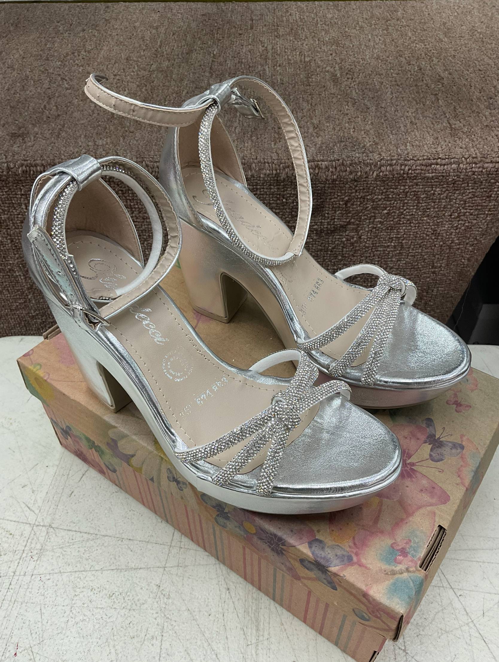 Zapatillas de Tacón Ancho con Moño de Pedrería y Pulsera al Tobillo para Dama