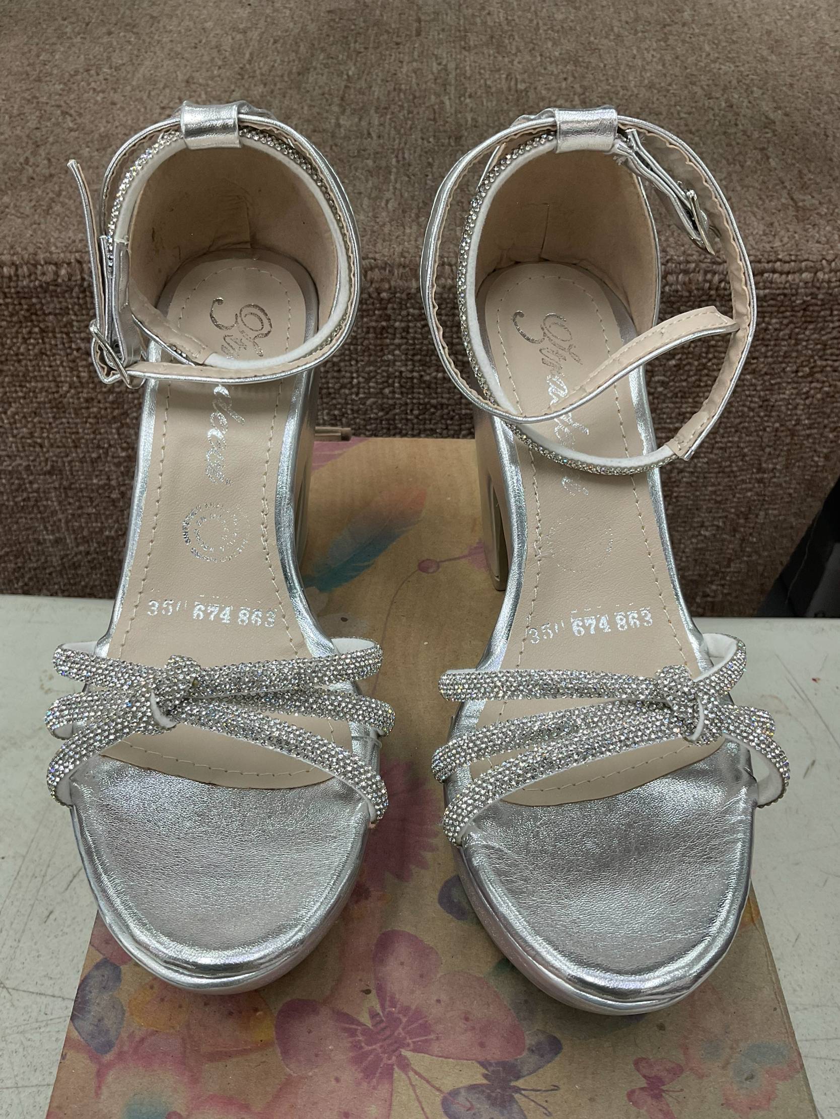 Zapatillas de Tacón Ancho con Moño de Pedrería y Pulsera al Tobillo para Dama