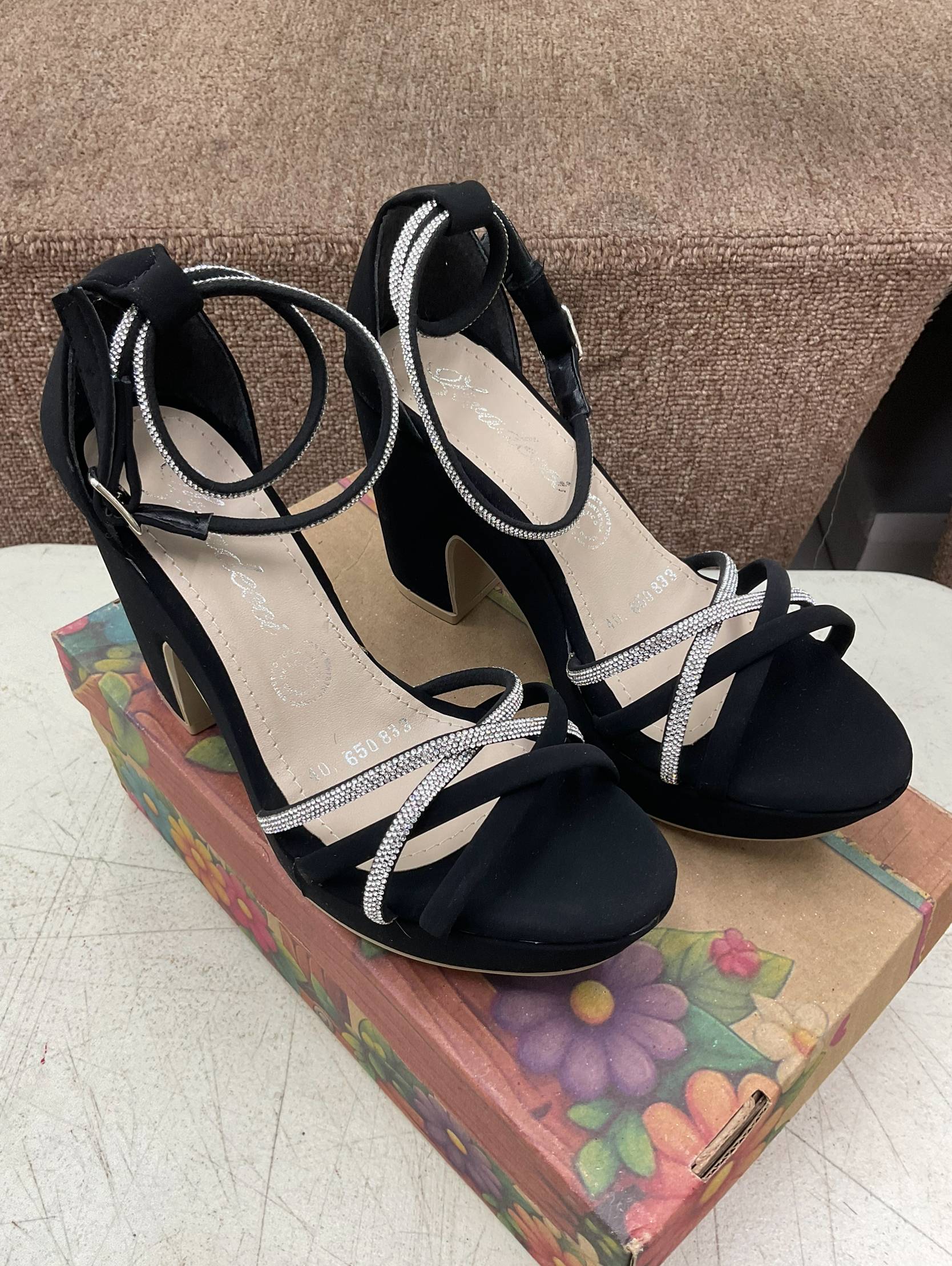 Zapatillas de Tacón Ancho con Tiras Cruzadas de Pedrería y Pulsera Doble para Dama