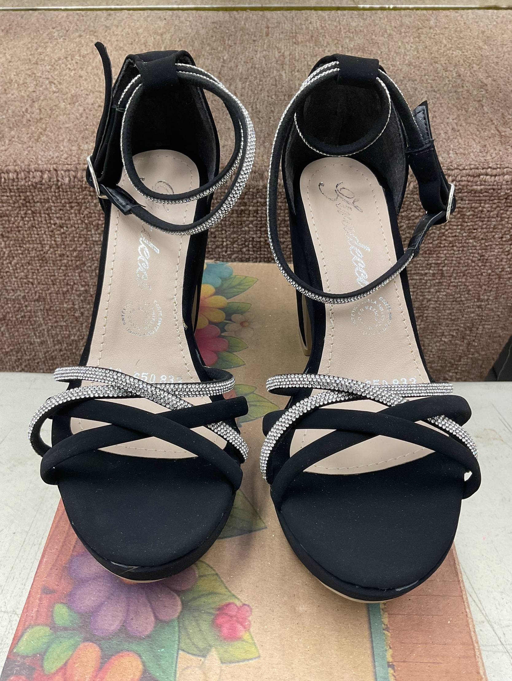 Zapatillas de Tacón Ancho con Tiras Cruzadas de Pedrería y Pulsera Doble para Dama