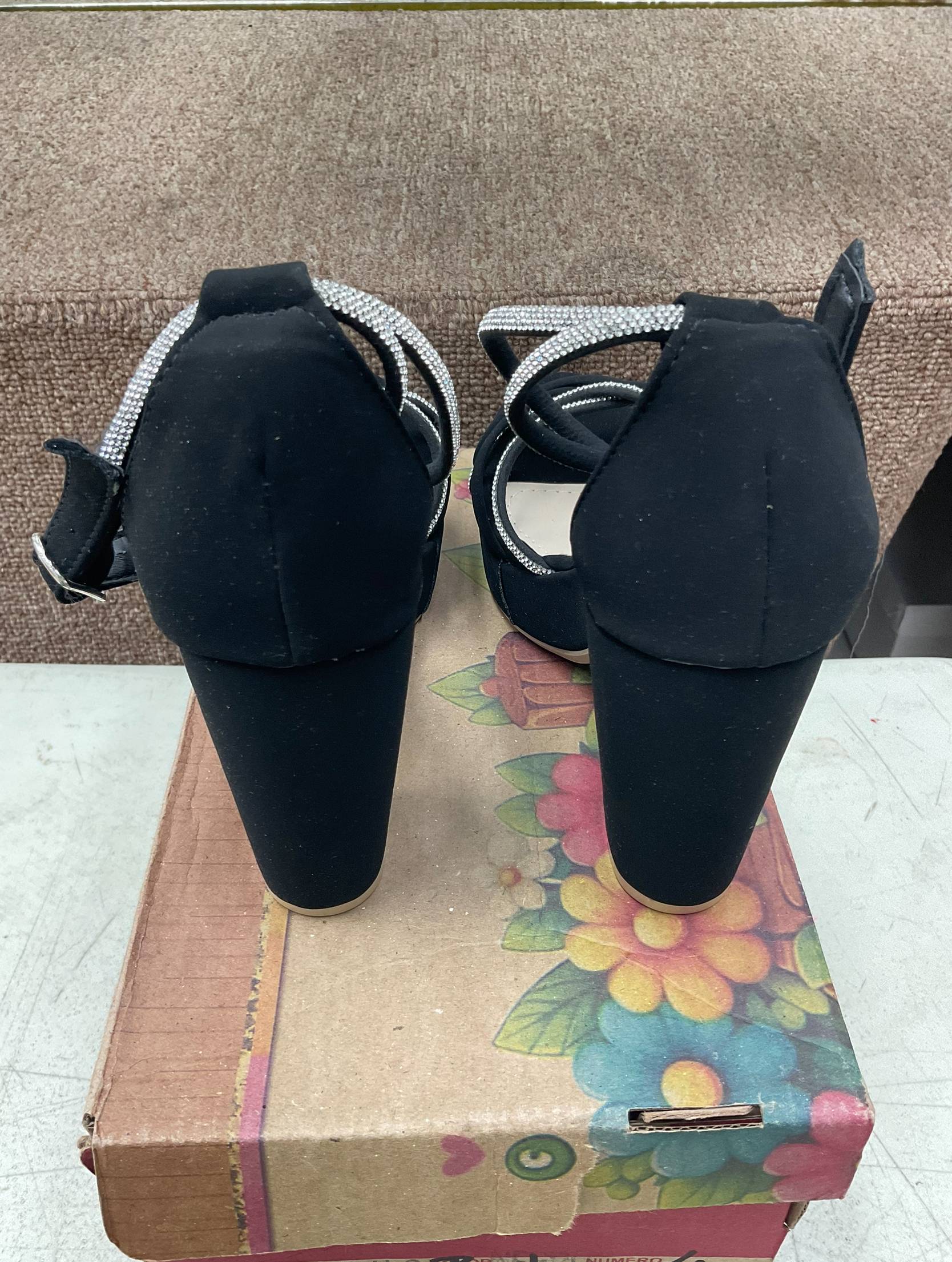 Zapatillas de Tacón Ancho con Tiras Cruzadas de Pedrería y Pulsera Doble para Dama